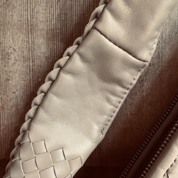 Elegant Cream Woven Shoulder Bag - Picture 7 of 7